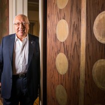 Urs E. Schwarzenbach in der Villa Falkenstein in Zürich, wo er ein Büro eingerichtet hat und wo seine Kunstsammlung verwaltet wird.
