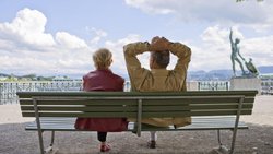 Schweizerinnen und Schweizer werden deutlich älter als früher – vielen geht im Alter aber das Geld aus. Getty Iamges