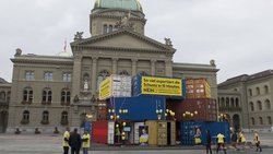 Bundesplatz Bern: Mit einer Aktion mit 18 Frachtcontainern eröffnete Economiesuisse den Kampf gegen die Selbstbestimmungsinitiative der SVP.