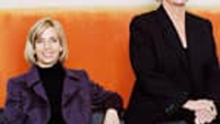 Susanne (links) und Esther Grether vor einem Gemälde von Mark Rothko.