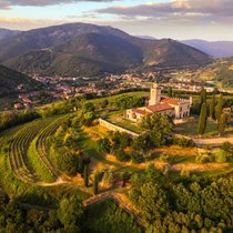 Das kleine, feine Schaumweingebiet Franciacorta liegt in der Lombardei und ist eine entdeckenswerte, nicht überlaufene Genussdestination.