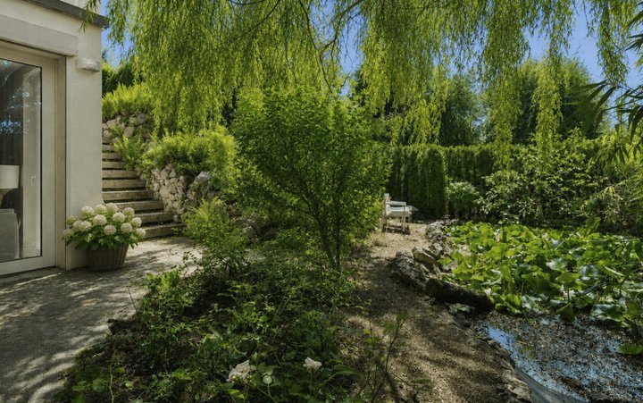 Sie liegt im Grünen und hat einen eigenen, kleinen Teich.