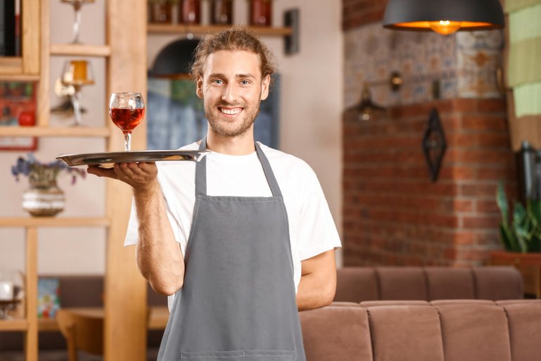 Offenausschank wird in der Gastronomie immer wichtiger. Regionale Weine bieten sich in diesem Bereich an. Je mehr der Service über diese Weine weiss, desto besser.