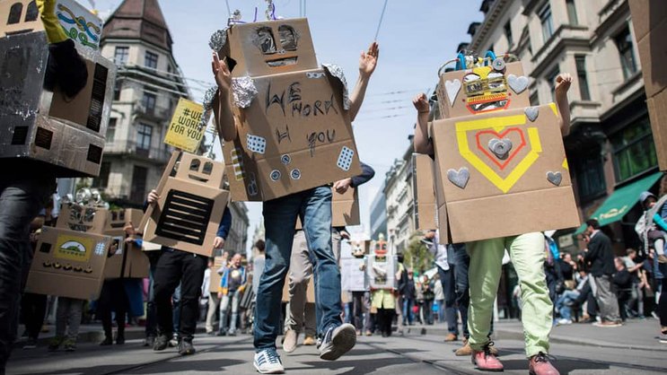 Als Roboter verkleidet: Demonstration für ein bedingungsloses Grundeinkommen. Keystone
