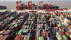 Sinnbild für Globalisierung und Welthandel: Containerhafen im chinesischen Shanghai