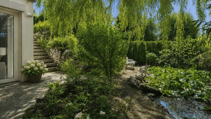 Sie liegt im Grünen und hat einen eigenen, kleinen Teich.