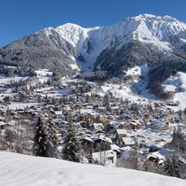 Eigentlich dürften in Klosters nicht mehr als 20 Prozent der Wohnungen von Feriengästen besetzt sein. Der Anteil ist jedoch viel höher, weil diese den Hauptwohnsitz vortäuschen.
