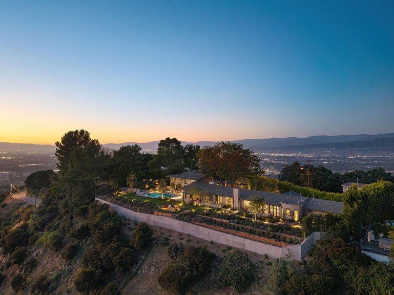 Spektakuläre Aussicht: Das Grundstück – 3080 Quadratmeter gross – thront über dem berühmten Mulholland Drive mit einem atemberaubenden Blick auf die Berge und Täler von Santa Monica.