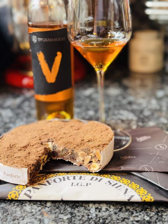 Panforte stammt aus der toskanischen Stadt Siena. An Weihnachten (und auch sonst) wird dazu Vin Santo getrunken.