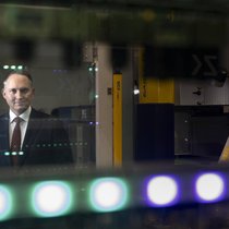 Düstere Aussichten? Clevere KMU finden Wege, um die Zölle zu umgehen – so wie Ypsomed-Chef Simon Michel, der einen Teil der Produktion nach Deutschland verlagern könnte