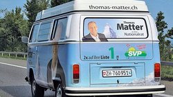Im himmelblauen VW-Bus zur Wahlkampfveranstaltung: Thomas Matter.