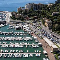 Blick auf den Hafen der ligurischen Stadt Rapallo an der italienischen Riviera.