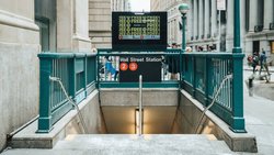 Eingang zu einer U-Bahn-Station bei der Wall Street in New York.