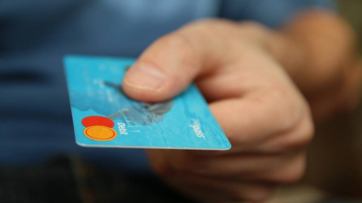 Bezahlen: Je nachdem empfiehlt sich im Ausland die Debit- oder Kreditkarte. Keystone