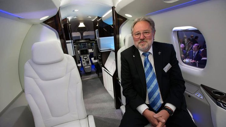 Oscar Schwenk: Der Pilatus-CEO posiert zufrieden in einem PC-24. Keystone