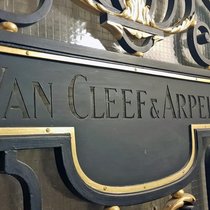Schriftzug der Schmuckmarke von Van Cleef and Arpels in Paris - Die Marke gehört Richemont.