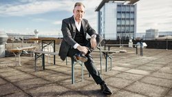 The sky is the limit: Roman Geiser auf dem Dach seiner Zürcher Agentur Farner.