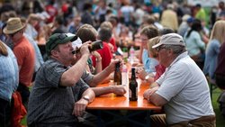 Die Menschheit und der Alkohol: Erst der Alkohol ermöglichte unsere heutige Zivilisation.Keystone