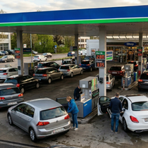 Stau beim Tanken. Wenn die Nachfrage das Angebot übersteigt.