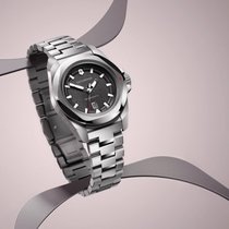 Die INOX Automatic im Gehäuse aus Edelstahl und schwarzem Zifferblatt.