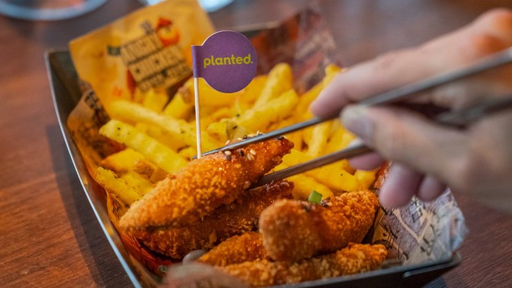 Vegi in der Krise Fleischkonsum belastet das Klima. Alternativen auf Pflanzenbasis, wie die Chicken Tenders von Planted, bleiben gefragt. Jetzt zeigt sich, welche Anbieter fit für die Zukunft sind.