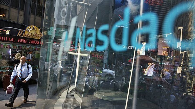 Blick auf ein Schriftzug der Nasdaq in New York.
