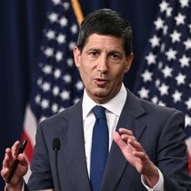 Fed-Chef Kevin Warsh dreht an der Zinsschraube.