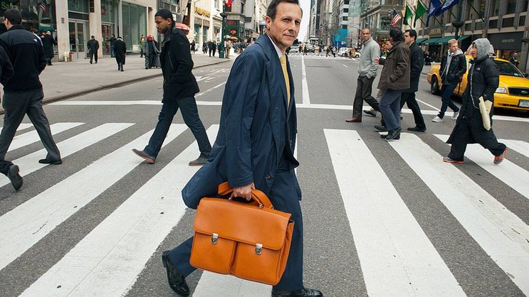 Mit prall gefüllter Tasche in New York unterwegs: Ex-Novartis-Chef Daniel Vasella.