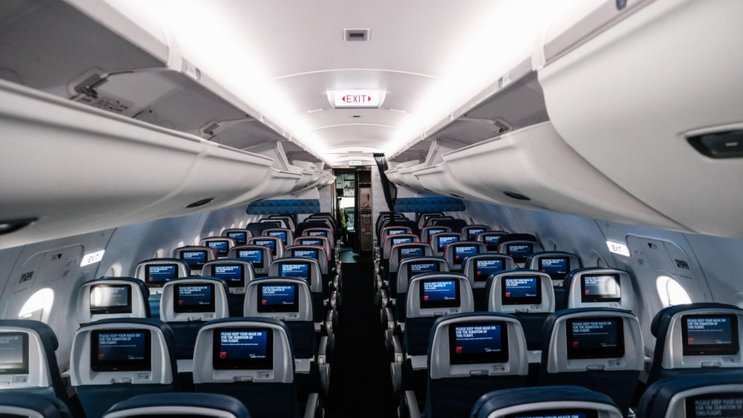 Economy-Klasse bei Delta Airlines: Fluggesellschaften mit First-Class-Bereichen wie Delta Air Lines und United Airlines haben in den letzten zehn Jahren die Anzahl der Premium-Sitzplätze auf ihren Flügen erhöht.
