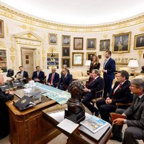 US-Präsident Donald Trump mit den sechs Unternehmern im Oval Office.