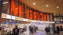 Die Migros-Gruppe fährt im Geschäftsjahr 2025 einen Gewinn von satten 1133 Millionen Franken ein. Im Bild die Filiale am Flughafen Zürich.