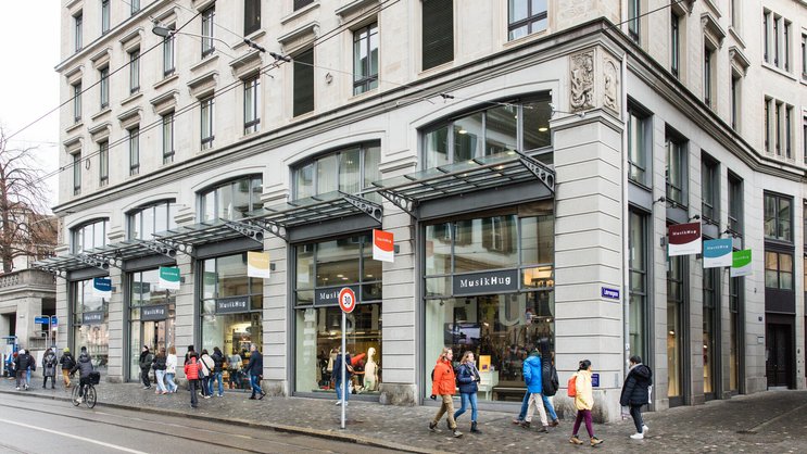 So sah das Stammhaus von Musik Hug vor 2024 aus. Seither belegt Sportartikelhersteller On die Frontseite.