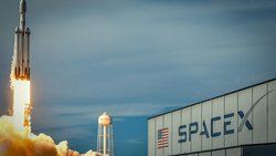 Eine SpaceX Falcon Heavy startet vom NASA Kennedy Space Center in Cape Canaveral, Florida.