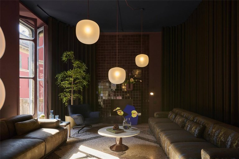 Zum Aufwärmen: Dunkle Farben, weiche Stoffe und viel Atmosphäre.
www.muuto.com