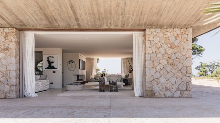 Die Innen- und Aussenbereiche der Villa Salimar gehen fliessend ineinander über.