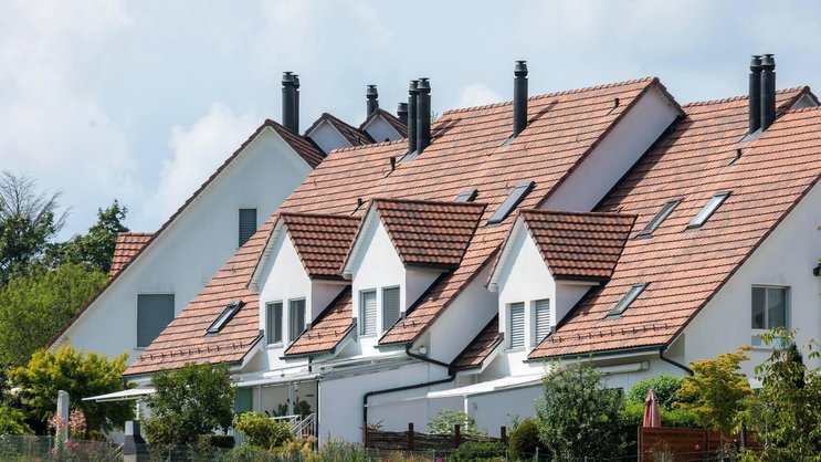 Ein- und Mehrfamilienhäuser in Bachenbülach ZH: Die Wohneigentumsquote steigt im Alter zunehmend.