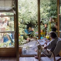 Eine häufige Annahme zum überhitzten Wohnungsmarkt: Weil Ältere viel zu viel Wohnraum brauchen, fehlt dieser den Jüngeren.
