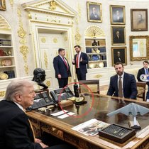 Auf diesem Bild nach dem Besuch der Schweizer Wirtschaftsvertreter im Oval Office ist rot umkreist eine goldene Rolex-Uhr zu erkennen.