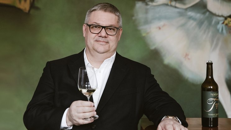 Mit seinem Weinimport Selection Schwander verkauft er in der Schweiz mehr als eine Million Weinflaschen. In Spanien betreibt er ein eigenes Edelweingut und privat sammelt er in seinem Barockschloss Druckgrafiken aus fünf Jahrhunderten.