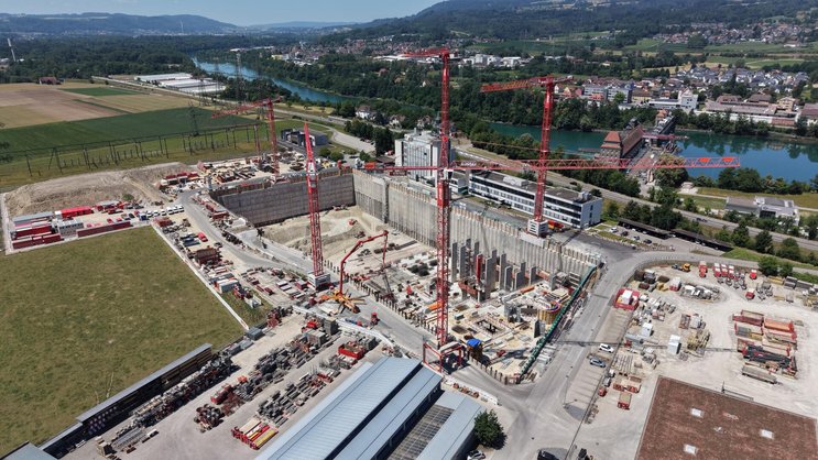 Grossbaustelle von Flexbase in Laufenburg: Am ehemaligen Sitz der Netzgesellschaft Swissgrid sollen ein Rechenzentrum und eine Gigawatt-Batterie entstehen. Gleich nebenan befinden sich die wichtigsten Strom-Importleitungen aus Deutschland.