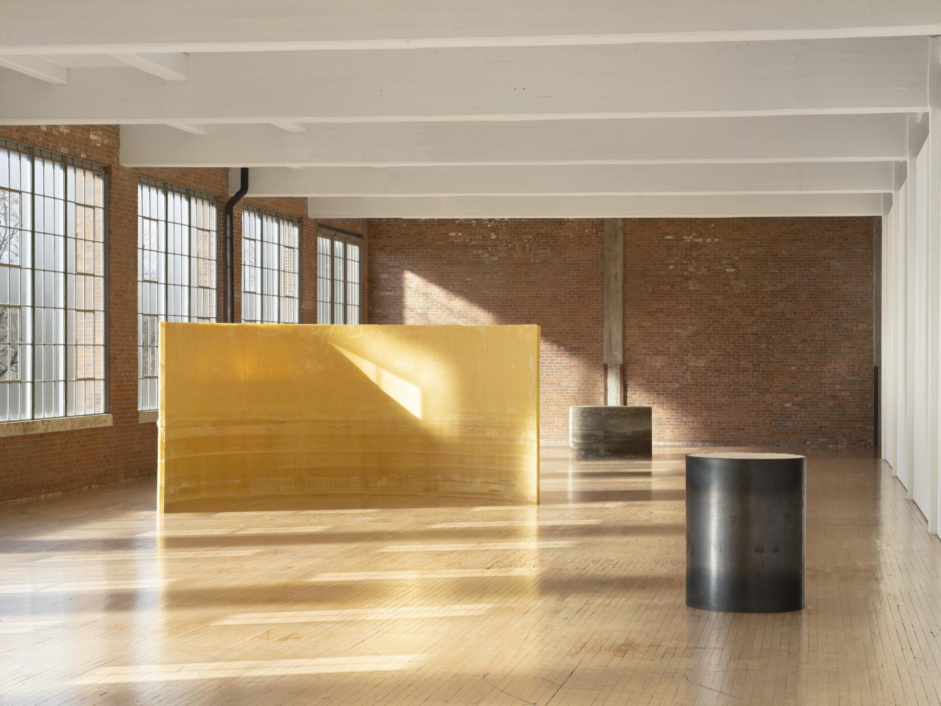 Minimal Art verbindet sich mit Ökologie in Websters Erdskulptur. Installation im Museum Dia Beacon, New York.