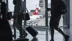 Passagiere am Flughafen Zürich: Die neuen EU-Fluggastrechte sollten bald in Kraft treten.