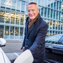 ABB-Chef Björn Rosengren an einer Ladestation am Hauptsitz in Zürich-Oerlikon.