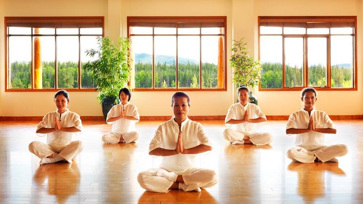 Yoga: Unternehmen lassen sich einiges einfallen, damit Angestellte stressresistenter werden.Flickr