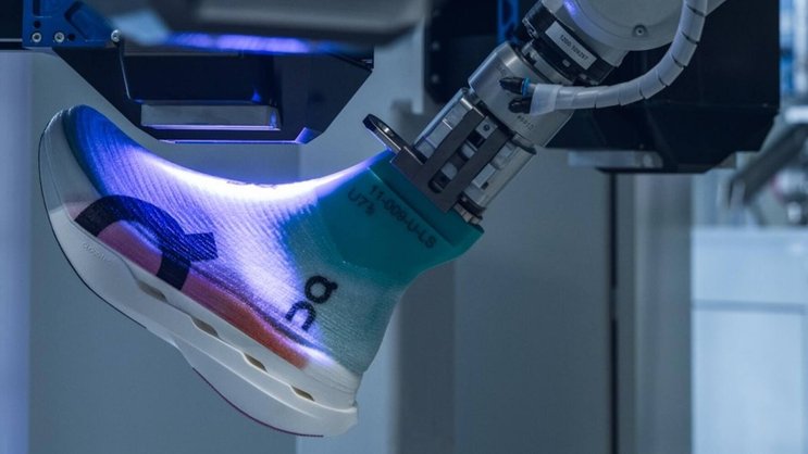 Unter UV-Licht wird die Tinte getrocknet, zu diesem Zeitpunkt ist noch kein Mensch in die Produktion des Schuhs involviert.