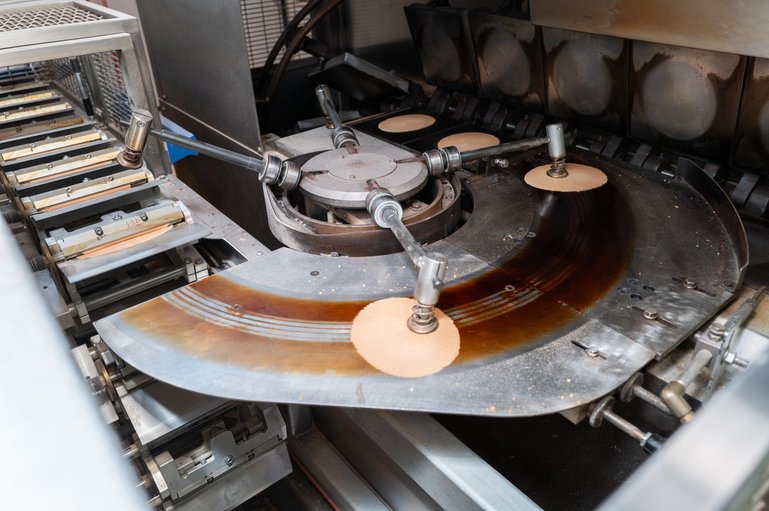 Automatisiert: Auf dieser Maschine wird der Waffelteig gebacken. Danach sollte das Biskuit laut Dieter Bachmann «furztrocken» sein.