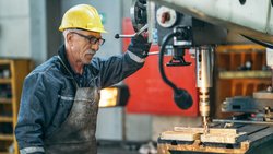 Ältere Menschen sollen freiwillig übers Pensionsalter hinaus arbeiten.