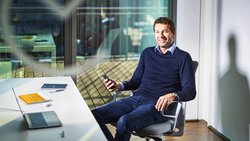 Tim Stracke von Chrono 24: «Dass Serien heute als Bühne für Uhrendesign fungieren, ist kein Zufall.»