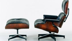 Der Eames Lounge Chair ist klassisch aus Leder und gestreiftem Palisanderholz – modernere Varianten sind aus hellem Holz und mit Stoffbezug bekleidet.
