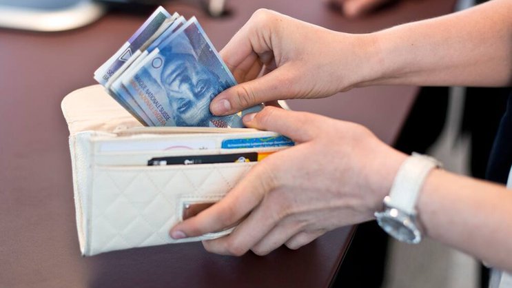 Geldscheine: Schlechtverdiener haben Ende Monat oft nichts mehr im Portemonnaie.Keystone